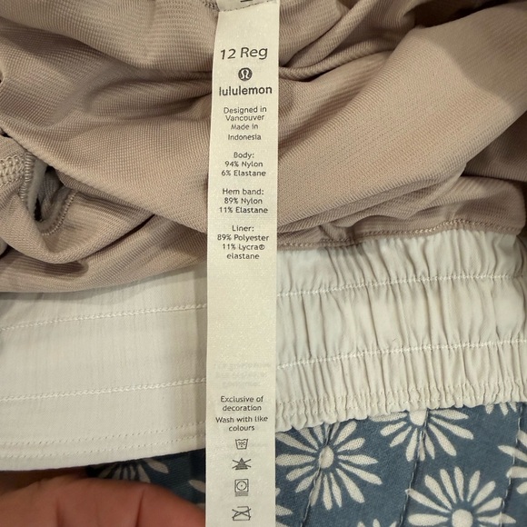 Lululemon Hotty Hot Low-Rise Lined Short 2.5” size 12, Great Condition! - Picture 13 of 14